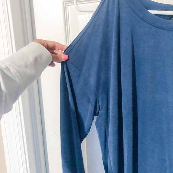 Cut-out Shoulder Sweater - Picture 3 of 6